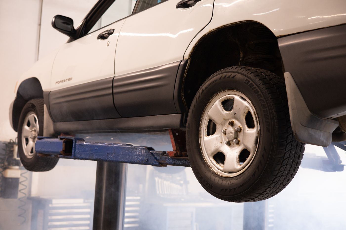 Vehicle raised on the 3D laser wheel alignment rig